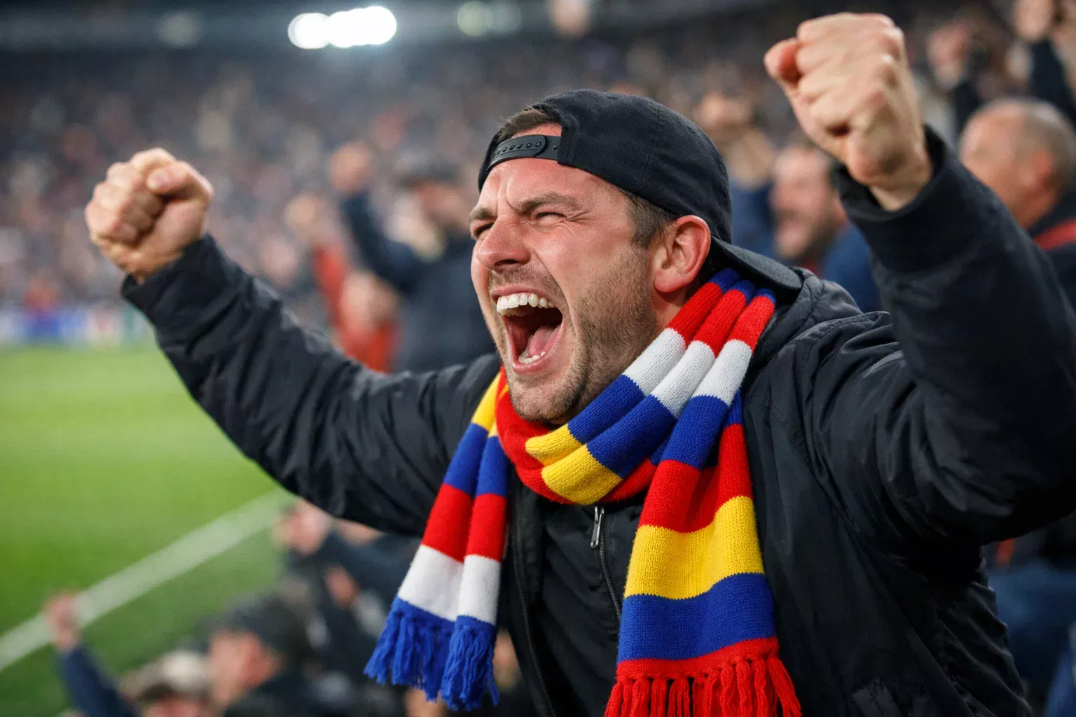Aficionado con bufanda de su equipo favorito en el estadio